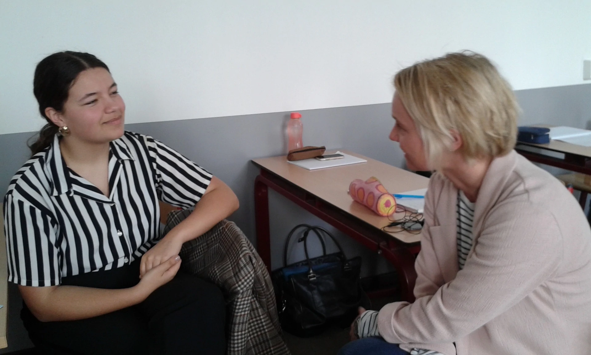 foto van mieke oste die aan het coachen is